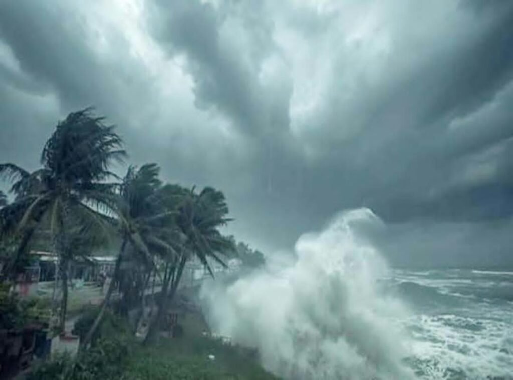 ఏపీలో తుపాను ఎఫెక్ట్.. ఈ జిల్లాలకు రెడ్ అలర్ట్