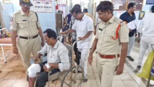 కారు ఢీకొని టూరిజం ఉద్యోగికి తీవ్ర గాయాలు