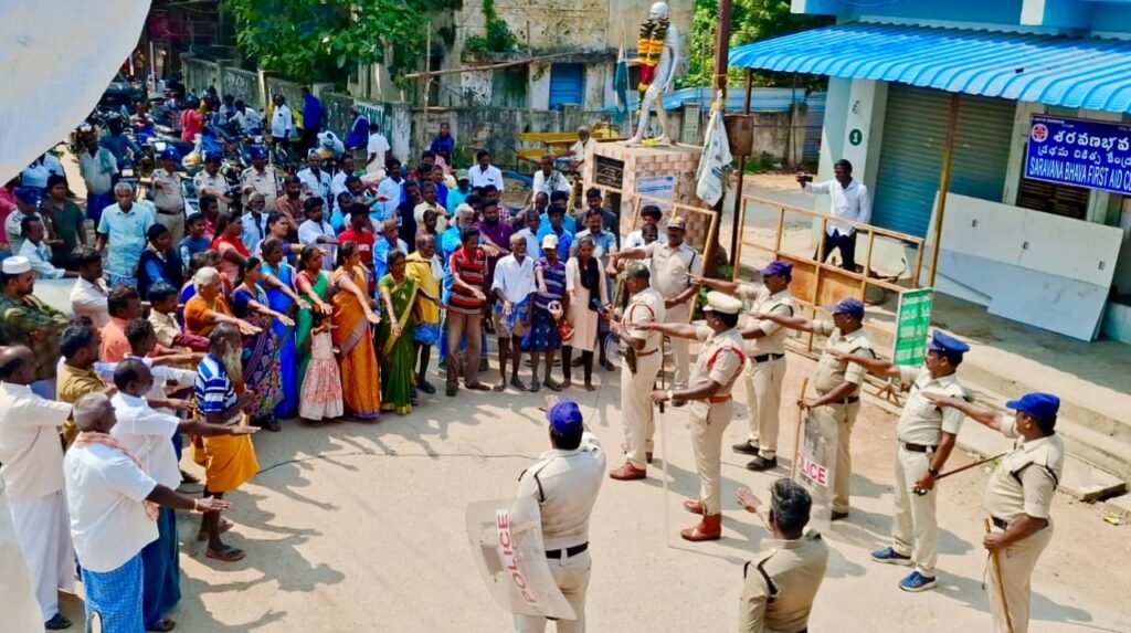 స్థానిక సంస్థల ఎన్నికల నేపథ్యంలో జిల్లా వ్యాప్తంగా పోలీసుల ఫ్లాగ్ మార్చ్‌లు.