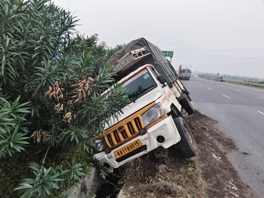 డివైడర్‌ను ఢీకొట్టిన బొలెరో