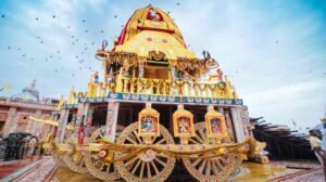 పూరీ ఆలయ గోపురంపై పవిత్ర పతాకం.. ఎలా మార్చుతారో తెలుసా?