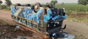 విద్యార్థులతో వెళ్తున్న స్కూల్ బస్సు బోల్తా