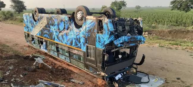 విద్యార్థులతో వెళ్తున్న స్కూల్ బస్సు బోల్తా