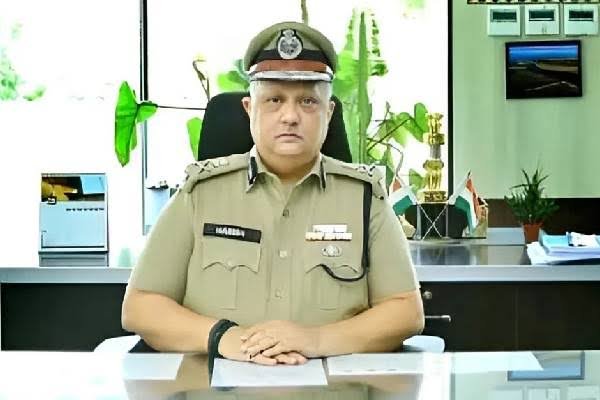 దుర్గమ్మను కుటుంబ సమేతంగా దర్శించుకున్న డిజిపి హరీష్ కుమార్ గుప్తా