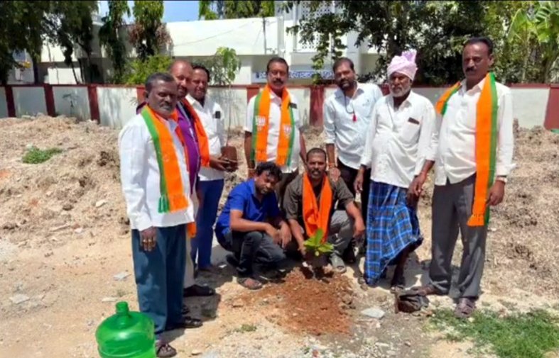మొక్కలు నాటిన బిజెపి నాయకులు